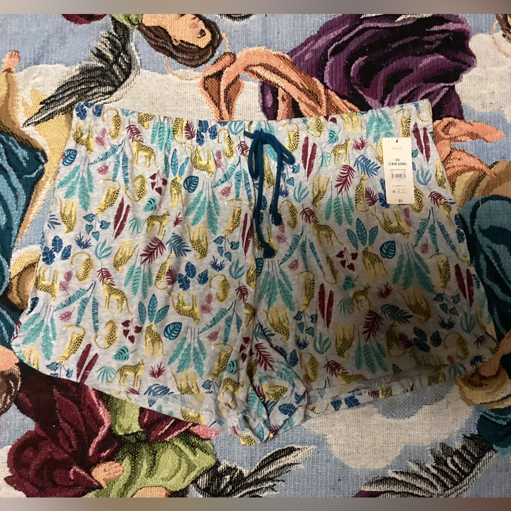 SECRET TREASURES WOMENS SHORTS.